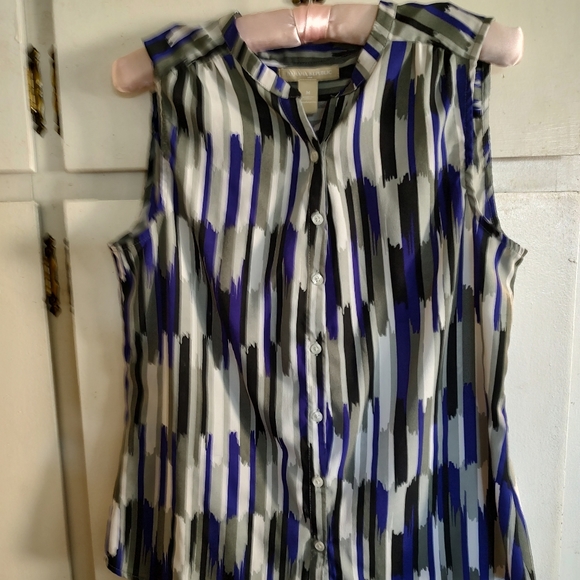 Banana Republic. New with out tags, sleeveless button-down top.  Size Medium. - Picture 10 of 16